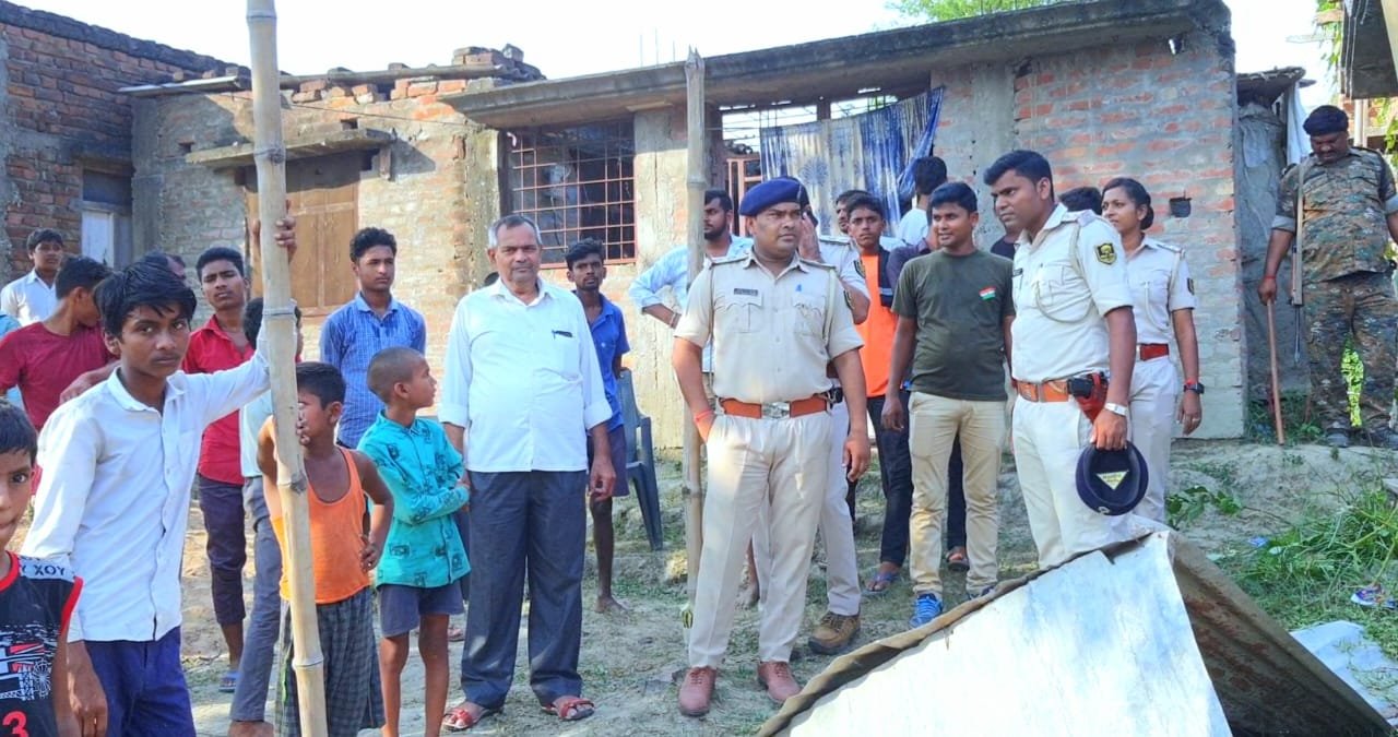 अपहरण एवं पोस्को एक्ट के फरार आरोपी के घर पुलिस ने किया कुर्की जब्ती ।।