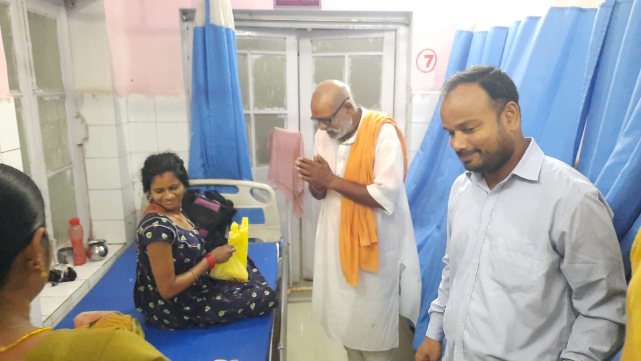 सेवा पखवाड़ा के तहत भाजपा के पूर्व विधायक ने मरीजों के बीच किया फल वितरण