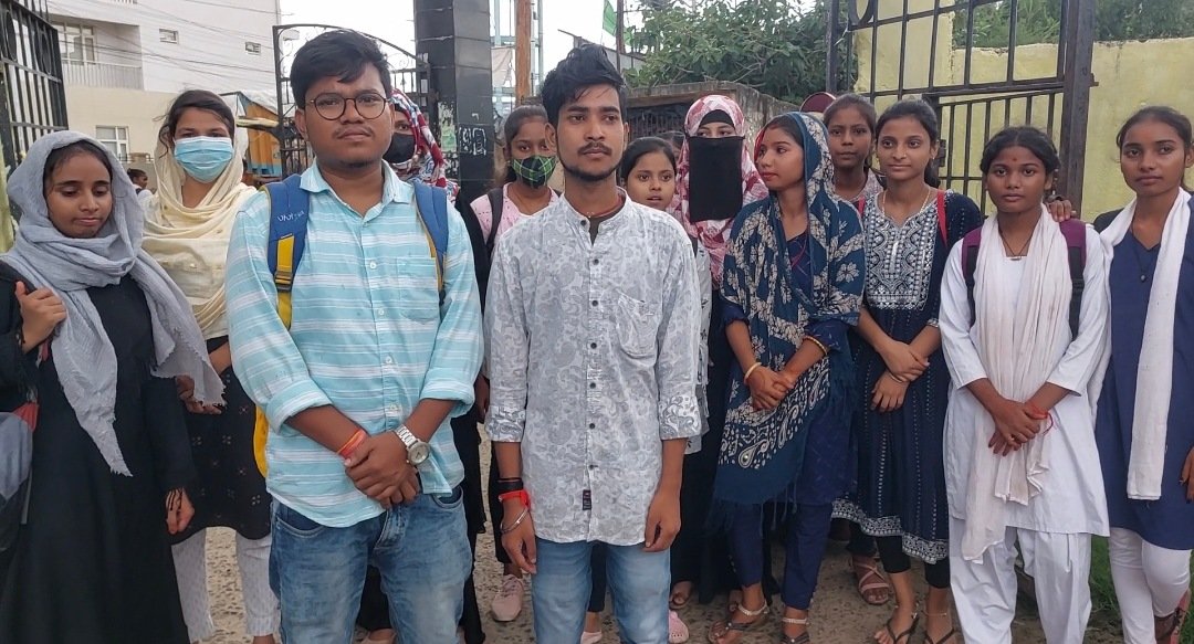 परीक्षा फार्म व पंजीयन शुल्क के नाम पर अवैध उगाही का छात्र-छात्राओं ने लगाया आरोप