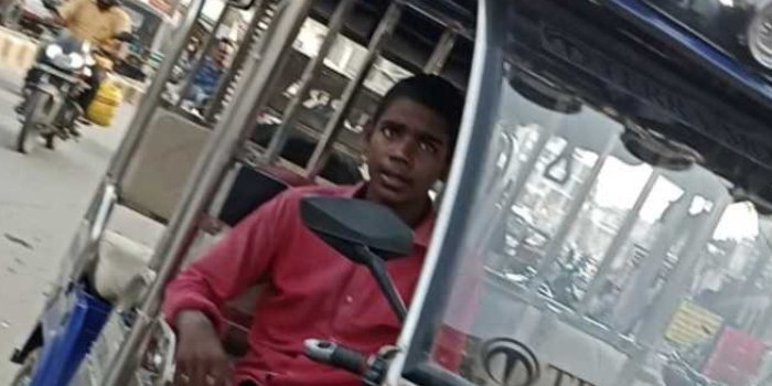 यातायात के नियमों के ताख पर रखकर नाबालिक सड़कों  पर दौड़ा रहे हैं वाहन 