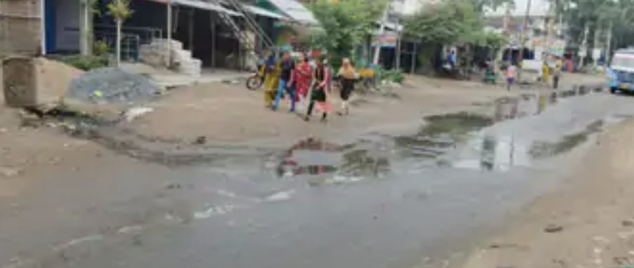 सड़क पर बह रहा नाली का पानी, श्रद्धालुओं को होगी परेशानी