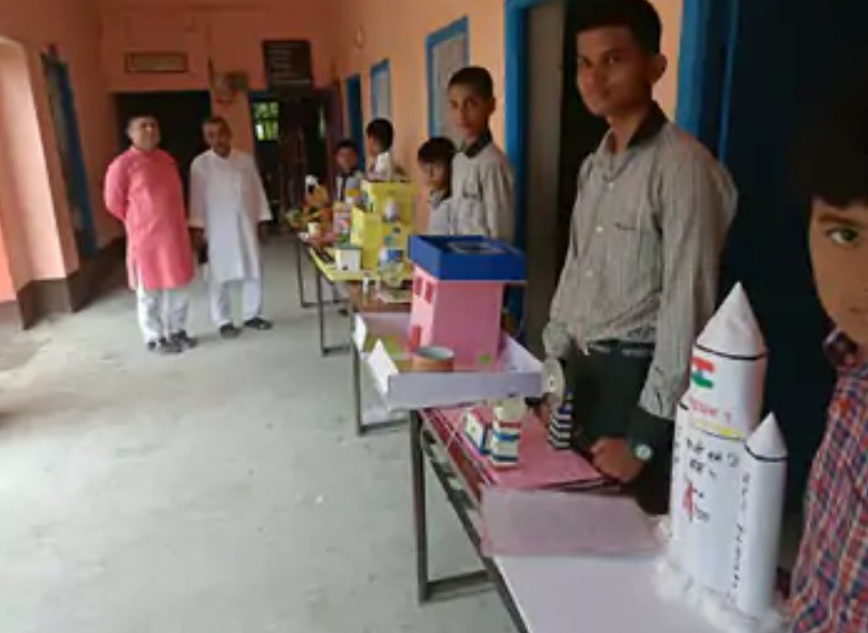 विज्ञान मेला व प्रदर्शनी में बच्चों ने बनाए विक्रम लैंडर