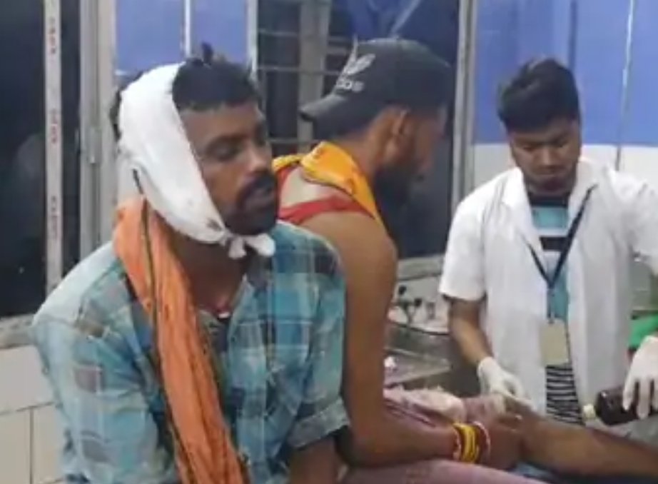 बच्चों के बीच हुए विवाद में जमकर चले लाठी-डंडे​​​​​​​, एक दर्जन से अधिक घायल