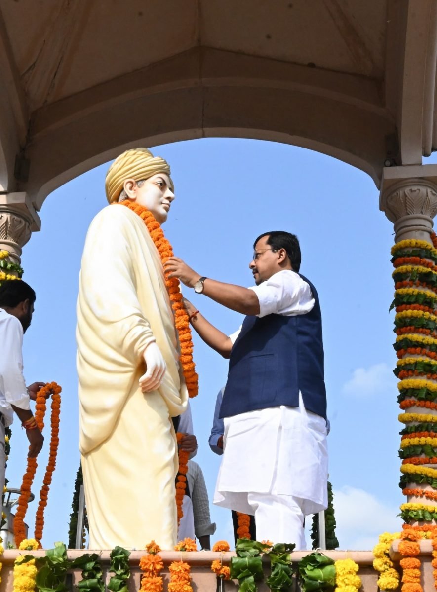 पंडित दीनदयाल उपाध्याय जयंती पर प्रतिमा पर माल्यार्पण करते भाजपा राष्ट्रीय अध्यक्ष नितिन नवीन।