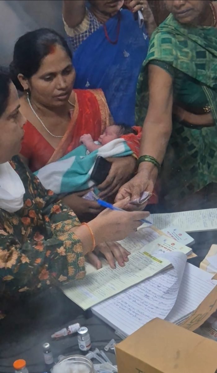 टीकाकरण के दौरान नवजात को गोद में लेकर रजिस्टर में प्रविष्टि करती महिला, वायरल वीडियो के बाद स्वास्थ्य विभाग ने की कार्र