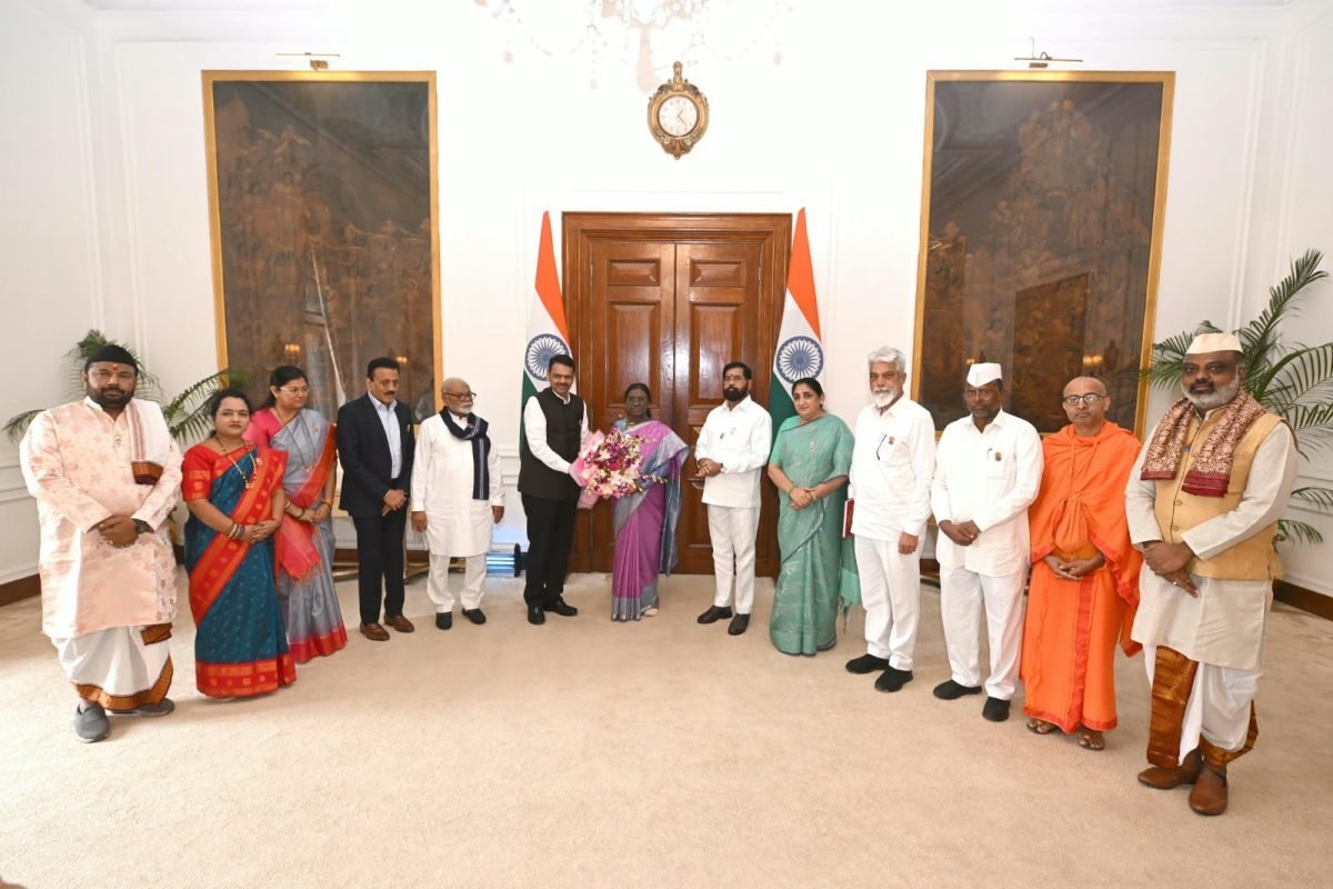 राष्ट्रपति द्रौपदी मुर्मू को सिंहस्थ कुंभ मेले का निमंत्रण सौंपते मुख्यमंत्री देवेंद्र फडणवीस एवं प्रतिनिधिमंड