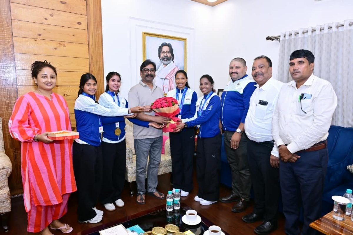 एशियन गेम्स में स्वर्ण जीतने वाली झारखंडी हॉकी खिलाड़ियों से मिले सीएम हेमंत सोरेन