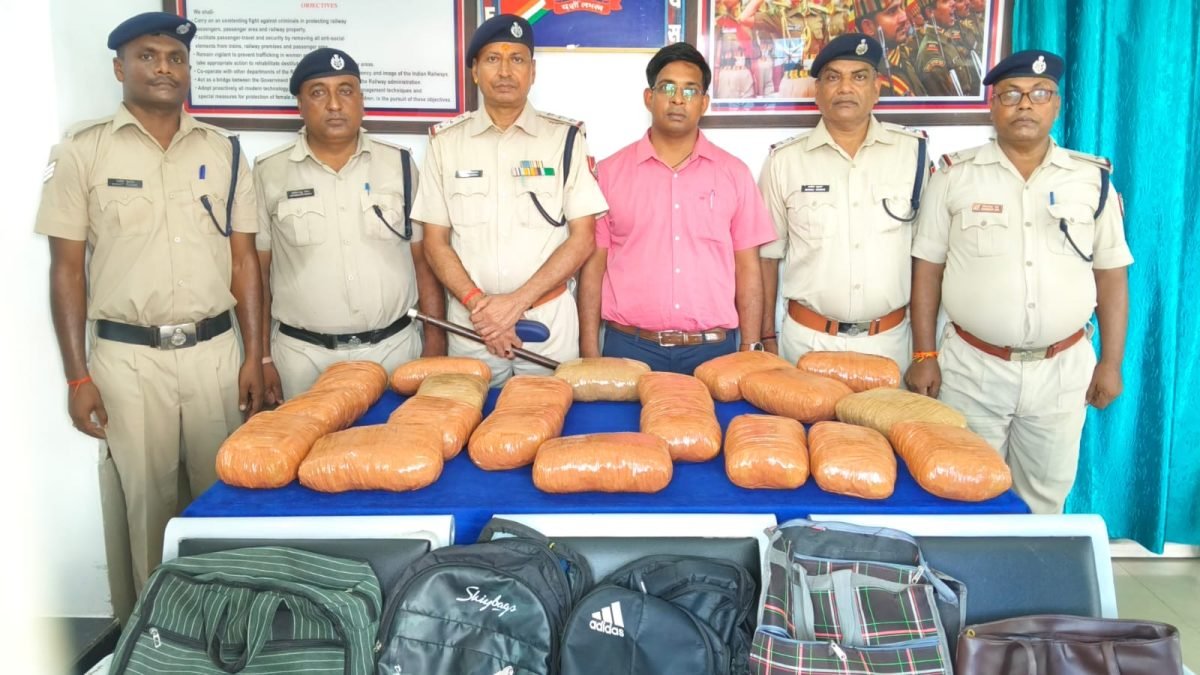 देहरादून एक्सप्रेस से 22 किलो गांजा बरामद, कीमत करीब 11 लाख रुपये