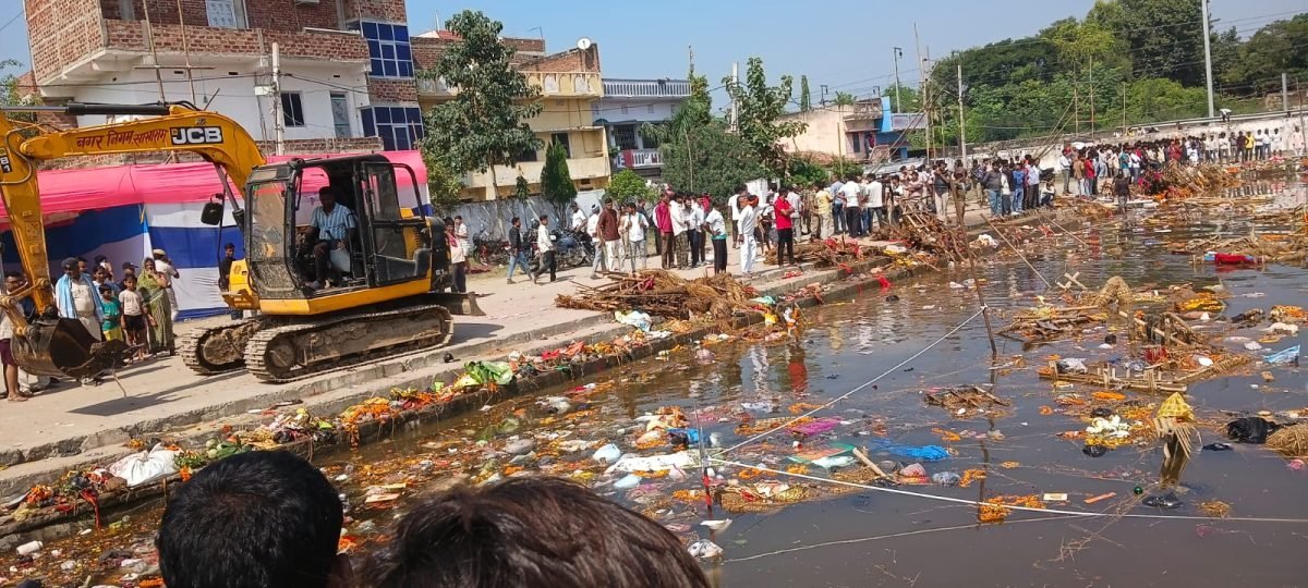 सासाराम में मूर्ति विसर्जन के दौरान दुर्गा कुंड में डूबा युवक, परिजनों ने किया रोड जाम