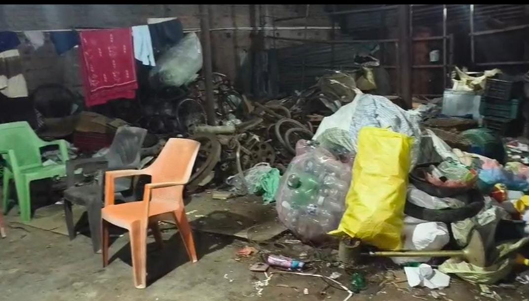 देव में कबाड़खानों के संचालन पर सवाल, लाइसेंस और एनओसी को लेकर उठे सवाल