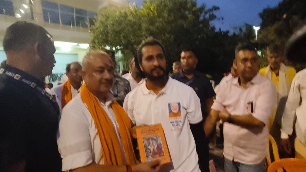 औरंगाबाद में सेवा संकल्प बाइक यात्रा का स्वागत, सुशील सिंह ने यात्रियों को भेंट की रामचरित मानस