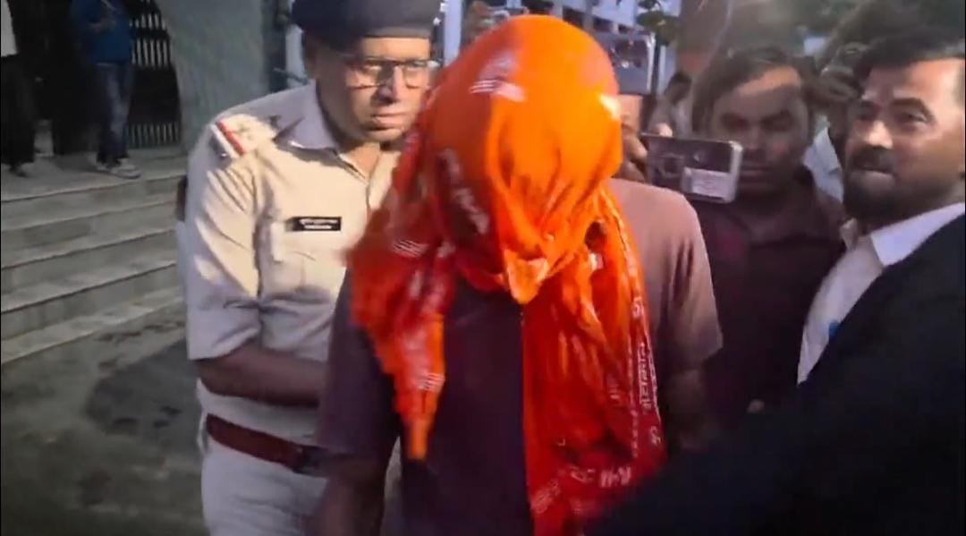 जमुई कोर्ट में पेशी के दौरान आरोपी को वकील ने जड़ा थप्पड़, वीडियो वायरल