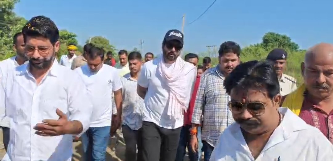 बाढ़ पीड़ितों के बीच पहुंचे रियल हीरो सोनू सूद: बेगूसराय में बांटी राहत, उमड़ी भीड़