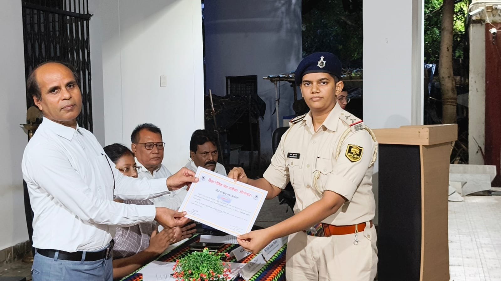 बड़ेम थानाध्यक्ष वर्षा कुमारी को मिला प्रशस्ति पत्र, जिला जज ने किया सम्मानित