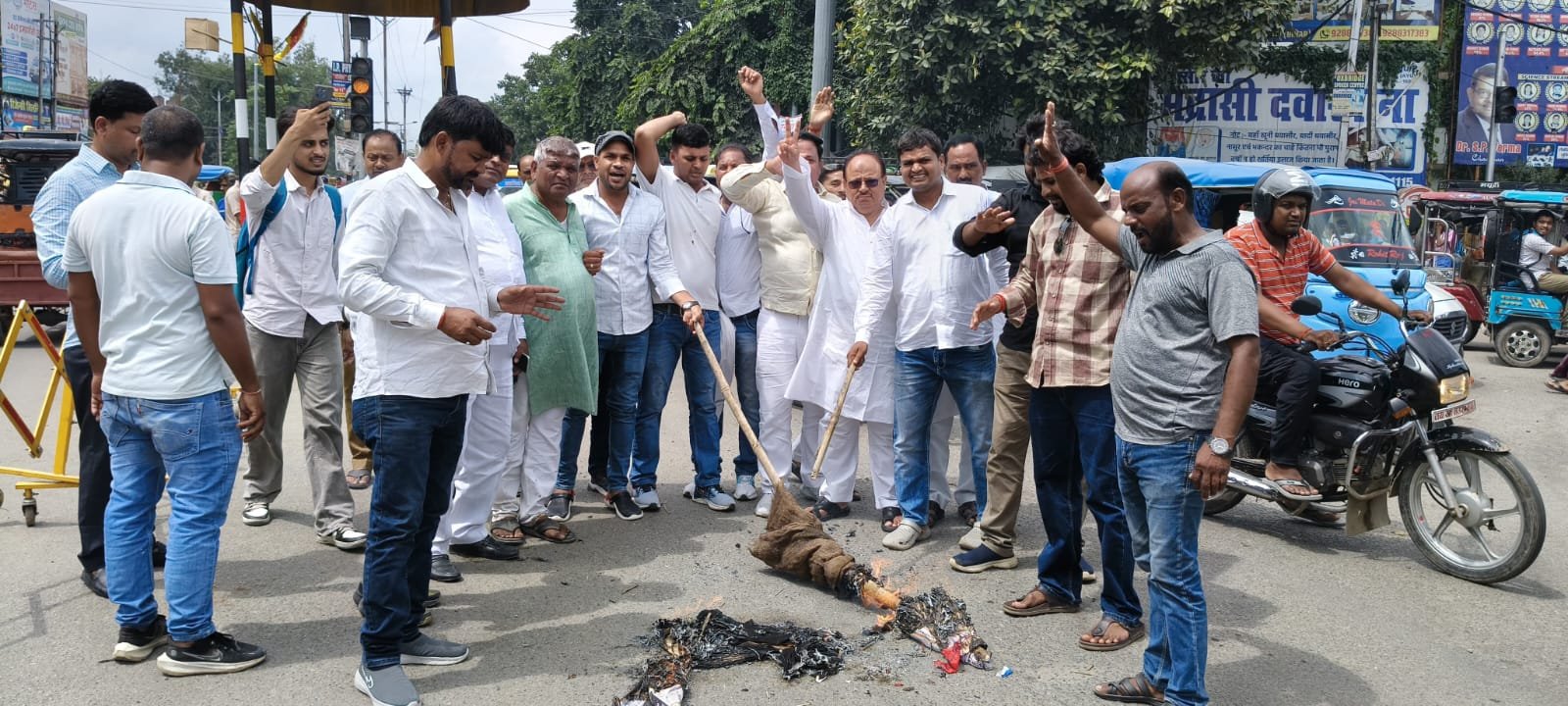 सासाराम में राजद ने मुख्यमंत्री सम्राट चौधरी का पुतला फूंका, कानून-व्यवस्था पर उठाए सवाल
