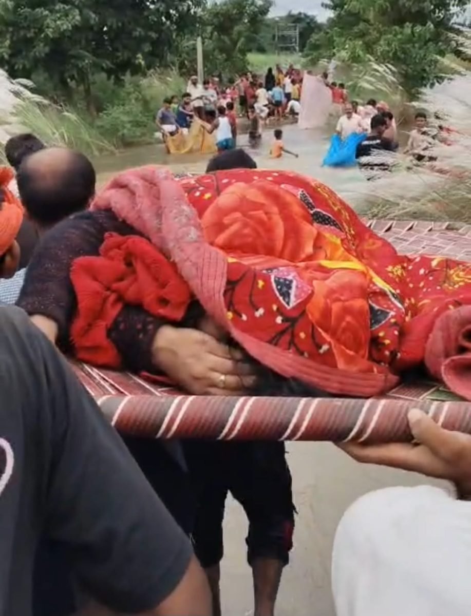 मुरली भरहवा में पंडई नदी का कहर, खाट पर मरीज ढोने को मजबूर ग्रामीण