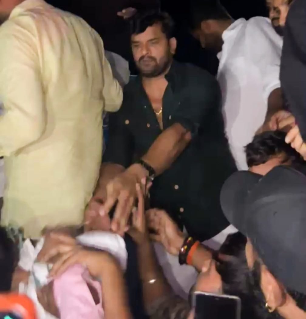खेसारी लाल यादव ने भोजपुर में बाढ़ पीड़ितों के बीच बांटी राहत सामग्री, मदद का दिया भरोसा
