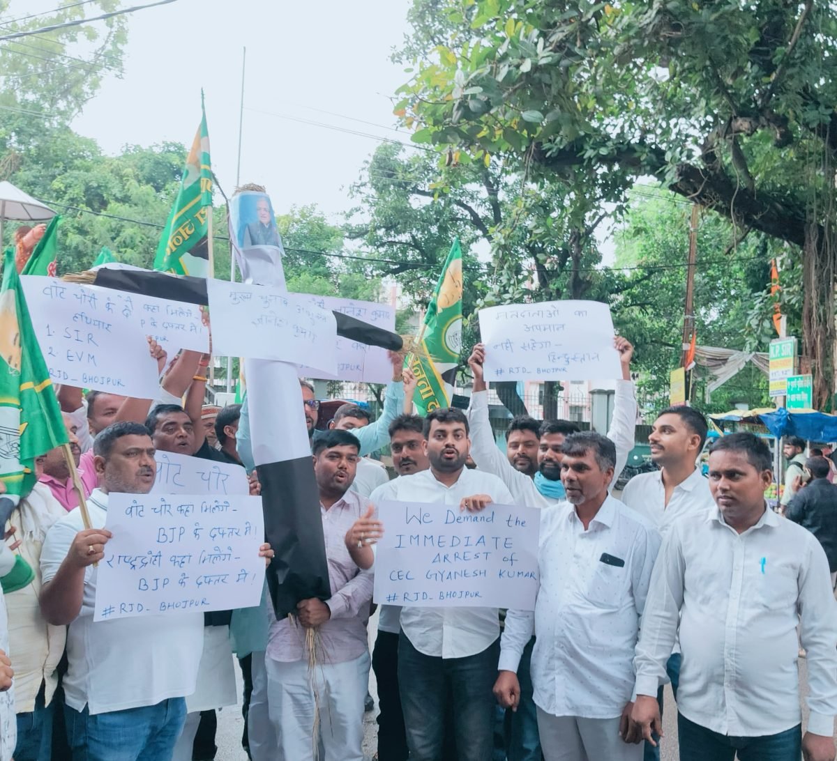 चुनावी पारदर्शिता की मांग को लेकर राजद ने फूंका मुख्य चुनाव आयुक्त का पुतला
