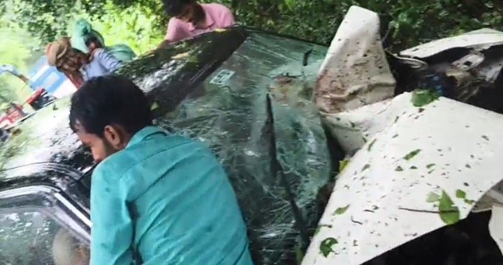 अनियंत्रित कार पेड़ से टकराई, चालक की मौके पर मौत