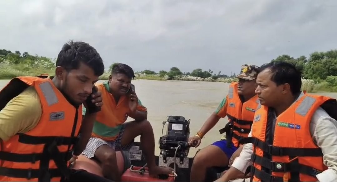 हथियार के साथ पकड़ा आरोपी सिपाही को लेकर चांदन नदी में कूदा, लापता