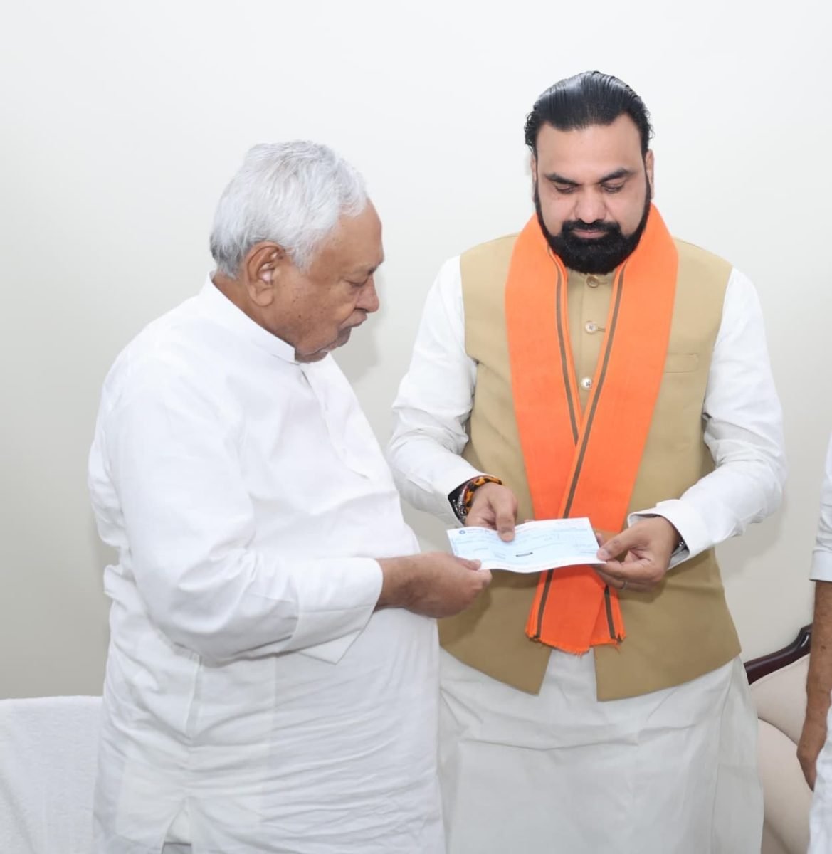 बाढ़ पीड़ितों की मदद के लिए नीतीश कुमार ने दान किया एक माह का वेतन, मुख्यमंत्री सम्राट चौधरी को सौंपा चेक