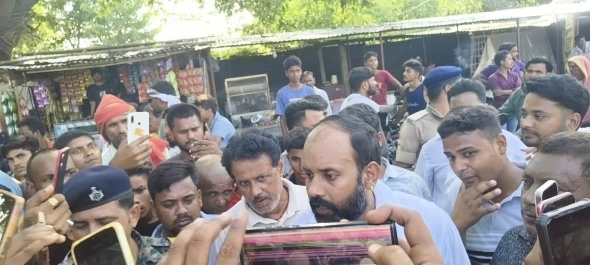 नौतन में बाढ़ पीड़ितों के बीच पहुंचे विधायक अभिषेक रंजन, राहत सामग्री बांटी और मुआवजे की मांग उठाई