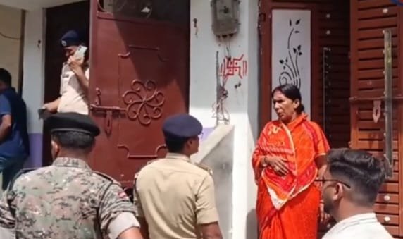 महिला की संदिग्ध परिस्थिति में मौत, पति पर गला दबाकर हत्या का आरोप