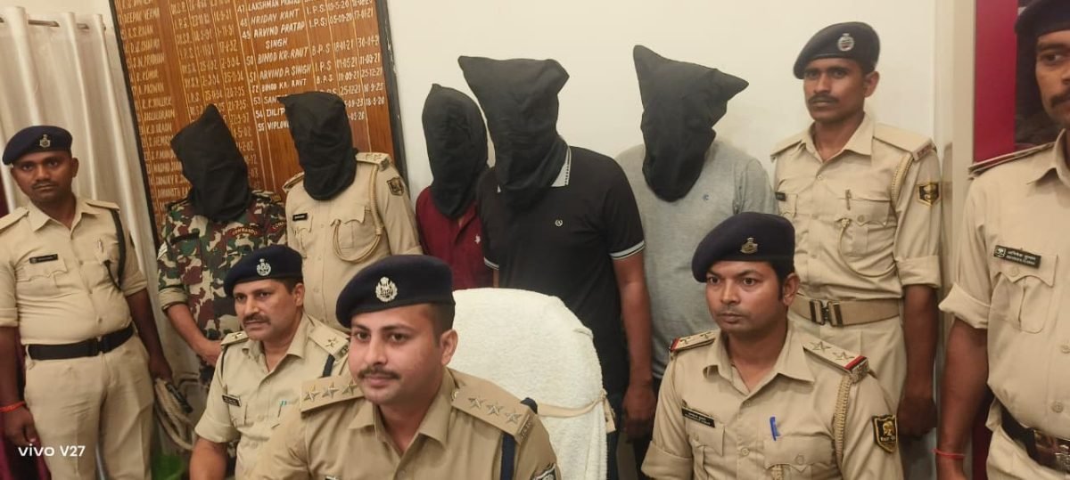 लूट की योजना बनाते पांच गिरफ्तार, फर्जी पुलिस आईडी और हथियार बरामद
