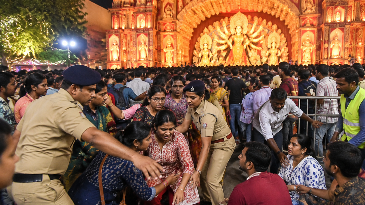 कोलकाता के चोरबागान दुर्गा पूजा पंडाल में हादसा, कई लोग घायल